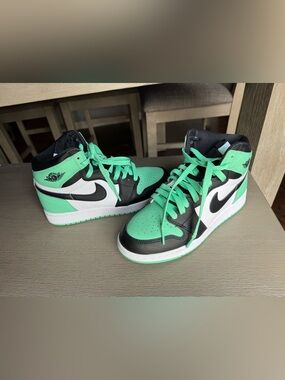 Nike Air Jordans Mint, Black & White Size 6Y - Amazing Condition!